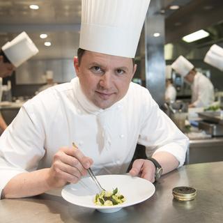 Franck Giovannini dans ses cuisines de l'Hôtel de Ville. [Laurent Gillieron]