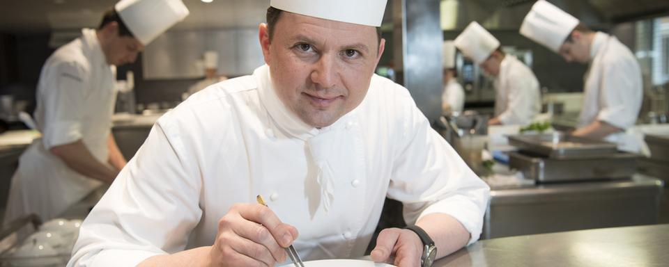 Franck Giovannini dans ses cuisines de l'Hôtel de Ville. [Laurent Gillieron]