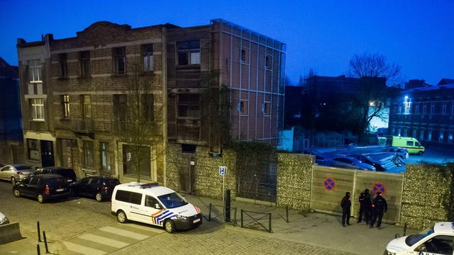 Le secteur, bouclé par la police, où ont eu lieu les arrestations de vendredi à Molenbeek. [EPA/STEPHANIE LECOCQ]