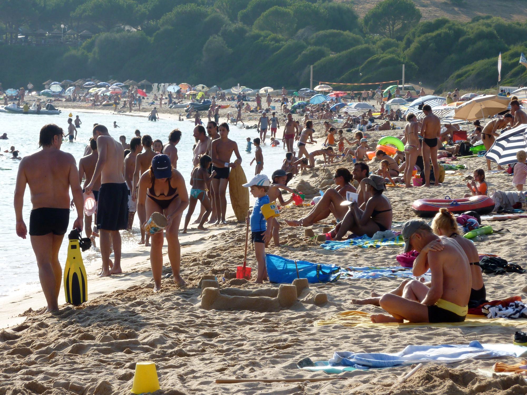 Chaque été, la population corse décuple avec l'arrivée des touristes. [Reuters - Charles Platiau]