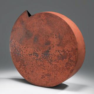 Steven Heinemann (1957) Récipient-sculpture, 2003 terre cuite coulée en moule, déformée. [Collection Musée Ariana, Ville de Genève]