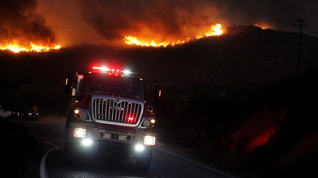 Quelque 5000 pompiers est mobilisé sont mobilisés pour lutter contre le Soberanes Fire. [Keystone - Terry Peirson/The Press-Enterprise via AP]