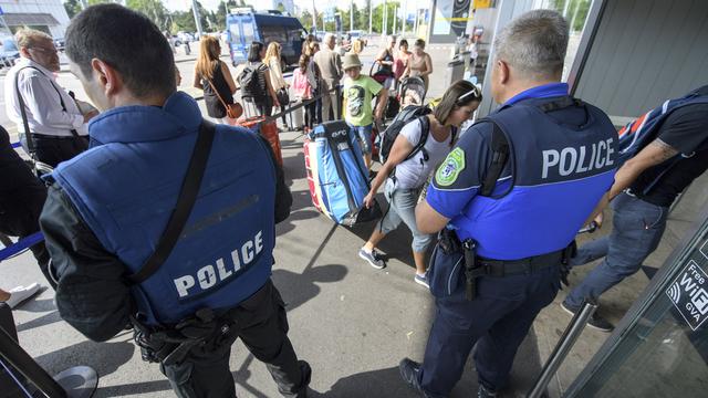 Cette fausse alerte avait déclenché l'alerte générale à l'aéroport, induisant un important dispositif de contrôle. [Keystone - Martial Trezzini]