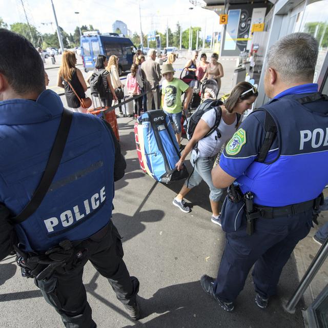 Cette fausse alerte avait déclenché l'alerte générale à l'aéroport, induisant un important dispositif de contrôle. [Keystone - Martial Trezzini]