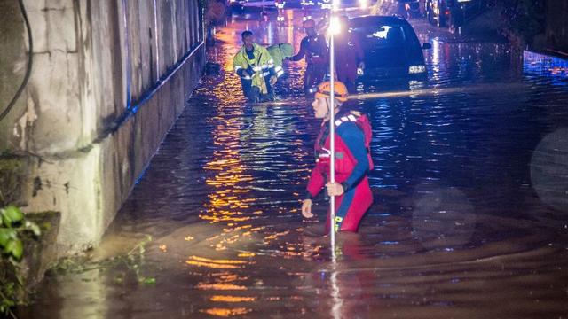 Le ministère de l'Intérieur de Stuttgart suppose que "des pompiers sont blessés", en regard des nombreuses interventions dans la région.