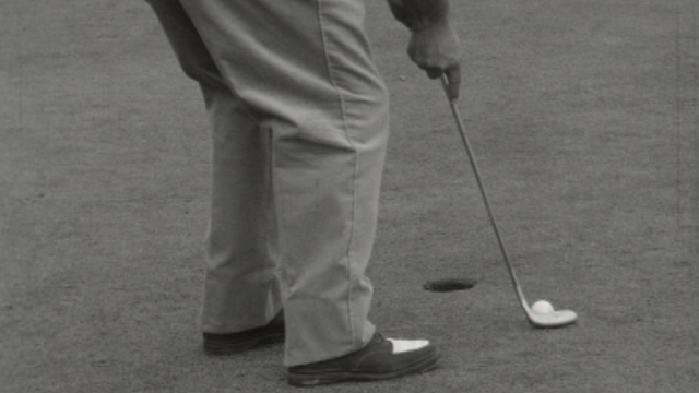 Un joueur très concentré au golf de Crans-sur-Sierre en 1961. [RTS]