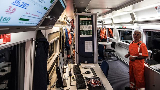 Photographie extraite du portail et prise pendant un essai appelé course à pleine charge, à vitesse très élevée. Un ICE file à travers le Gothard à 275 kilomètres-heure. [AlpTransit Gotthard SA]