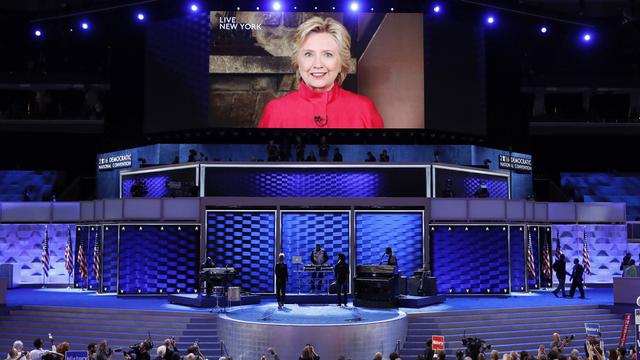 Hillary Clinton est apparue sur un écran géant en direct de New York. [Keystone - AP Photo/J. Scott Applewhite]