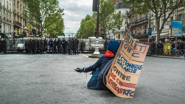 Un militant lors d'une manifestation contre la loi sur le travail à Paris mardi dernier. [AFP - Simon Guillemin/Hans Lucas]