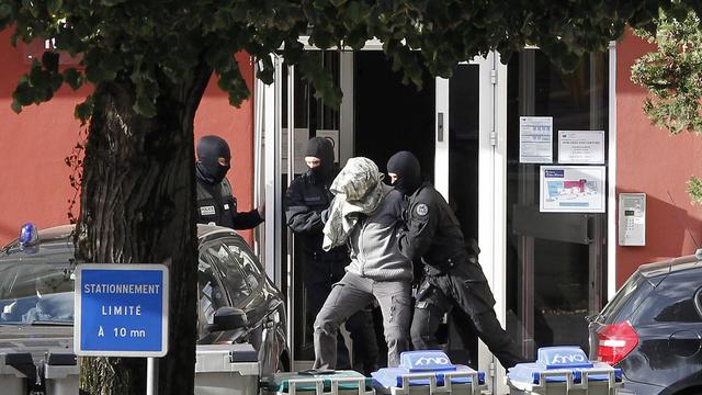 La police française a procédé à de nombreuses arrestations ces dernières années, ici une opération à Mâcon en 2012. (Image d'illustration) [AP Photo/Laurent Cipriani]