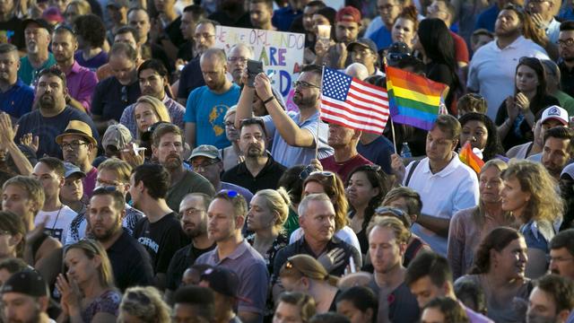 Des centaines de personnes rassemblées à Phoenix, en Arizona, en hommage aux victimes de la tuerie d'Orlando. [The Arizona Republic via AP - Thomas Hawthorne]