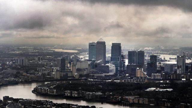 Des nuages noirs s'accumulent sur Canary Wharf, le coeur financier de Londres. [EPA/Keystone - Andy Rain]