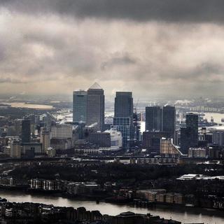 Des nuages noirs s'accumulent sur Canary Wharf, le coeur financier de Londres. [EPA/Keystone - Andy Rain]