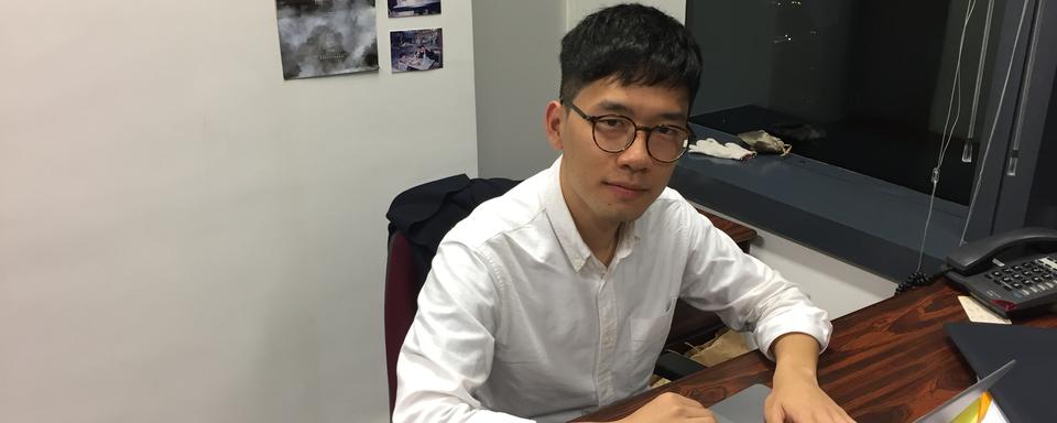 Nathan Law, figure emblématique du Mouvement des parapluies devenu député au Parlement de Hong-Kong. [RTS - Raphaël Grand]