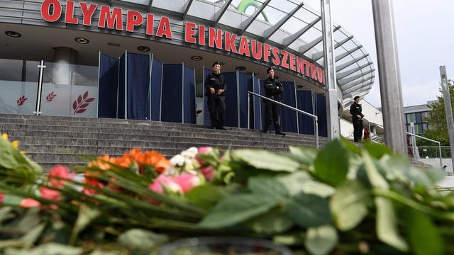 Des fleurs ont été déposées devant le lieu de la tuerie à Munich. [Keystone - Sven Hoppe]