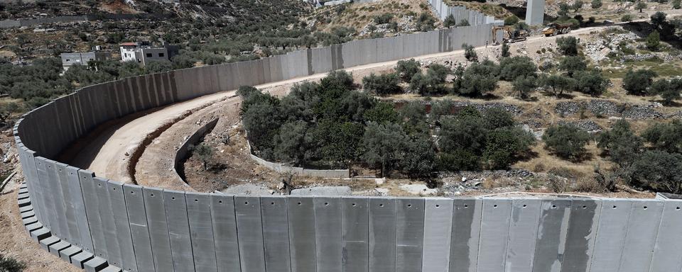 Le mur de séparation entre Israël et la Cisjordanie dans la vallée de Crémisan. [Thomas Coex]