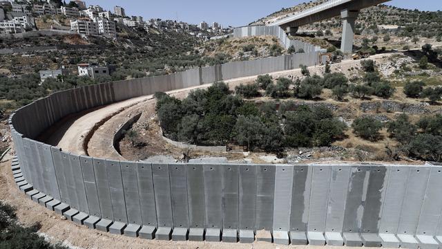 Le mur de séparation entre Israël et la Cisjordanie dans la vallée de Crémisan. [Thomas Coex]
