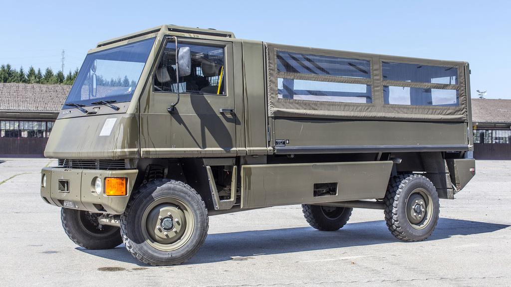 Un véhicule Duro de l'armée suisse sur la place d'armes d'Hinwil en 2014. [Keystone - Gaëtan Bally]