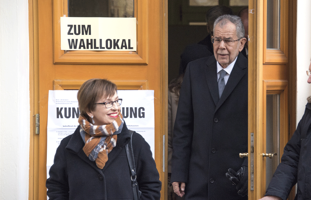 Alexander Van der Bellen, candidat vert à la présidence autrichienne sort d'un bureau de vote. [AFP - Joe Klamar]