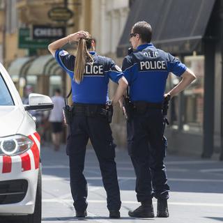 Deux policiers de la Police cantonale neuchâteloise, le 5 juin 2015, à Neuchâtel. [Keystone - Sandro Campardo]