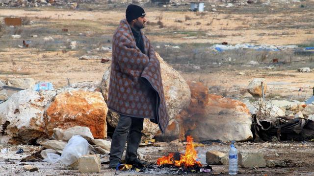 Des milliers de personnes sont bloquées dans les quartiers assiégés d'Alep et souffrent toujours plus de la faim et du froid glacial. [Keystone - Aleppo 24 via AP]