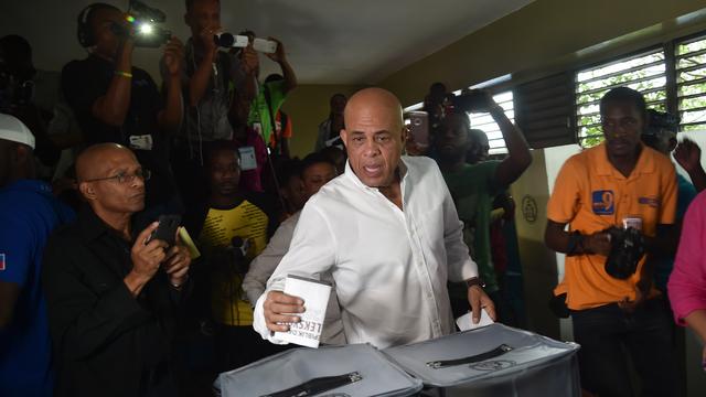 L'ex-chef de l'Etat haïtien Michel Martelly dépose un bulletin dans l'urne le 20 novembre 2016. [AFP - HECTOR RETAMAL]