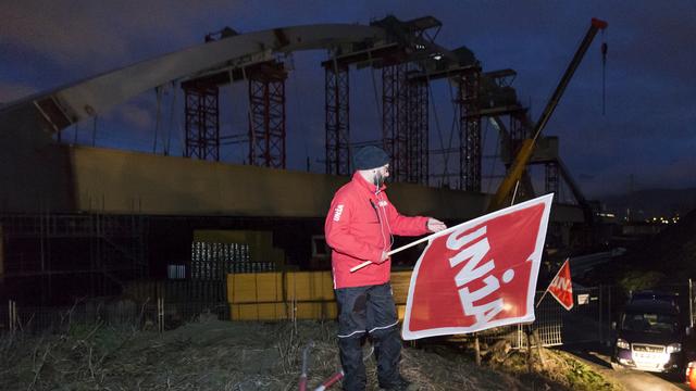 L'accès au chantier de Massongex a été bloqué pour tirer la sonnette d'alarme "face à ces pratiques qui cachent bien souvent du 'dumping' salarial", selon Unia.