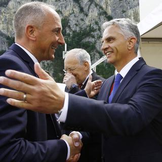 Didier Burkhalter (dte) accueille le Premier ministre du Liechtenstein Adrian Halser à Erstfeld. [Pool/Reuters/Keystone - Ruben Sprich]