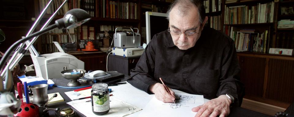 Le dessinateur Gotlib travaille à son bureau, le 4 mai 2005. [AFP - François Guillot]