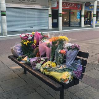 Des fleurs ont été placées près de la scène de l'agression, à Harlow. [Derl McCrudden]