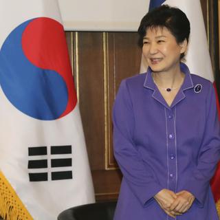 La présidente sud-coréenne Park Geun-Hye, ici à Paris en juin, est sous pression depuis l'éclatement d'un scandale de corruption. [AFP - Jacques Demarthon]