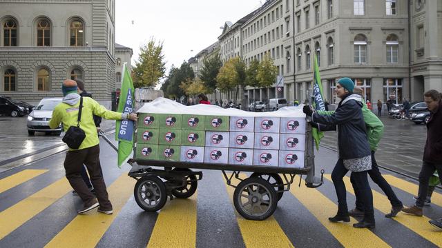 Le comité de l'initiative a déposé les 135'000 signatures à la Chancellerie fédérale à Berne. [Keystone - Peter Klaunzer]