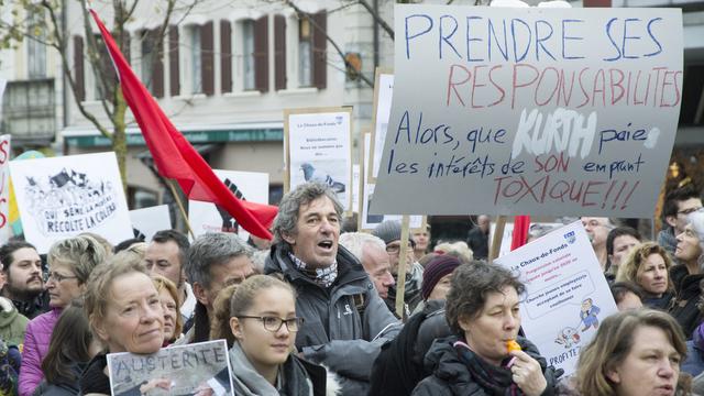 Des manifestants défilent contre les mesures d'austérité du Conseil d'Etat. [Keystone - Gabriel Monnet]