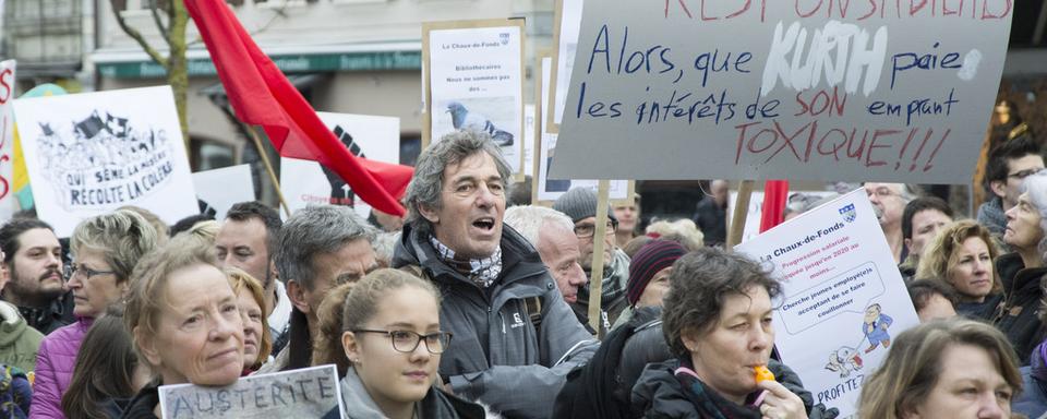 Des manifestants défilent contre les mesures d'austérité du Conseil d'Etat. [Keystone - Gabriel Monnet]