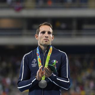 Renaud Lavillenie lors de la cérémonie de remise de médaille, le 16 août 2016. [AFP - Julien Crosnier]