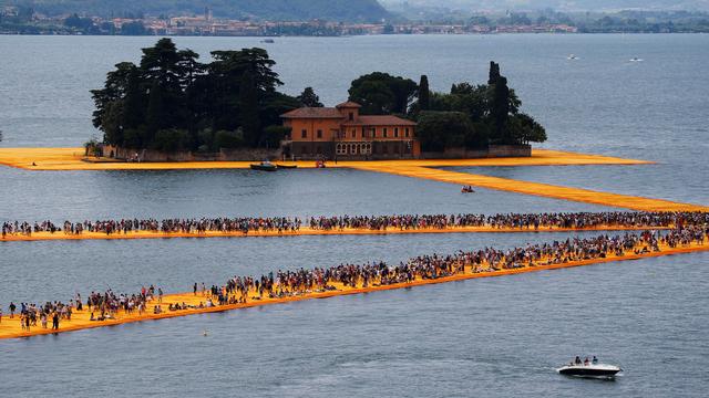 Les visiteurs découvrent l'installation de Christo sur le lac d'Iseo. [Reuters - Wolfgang Rattay]