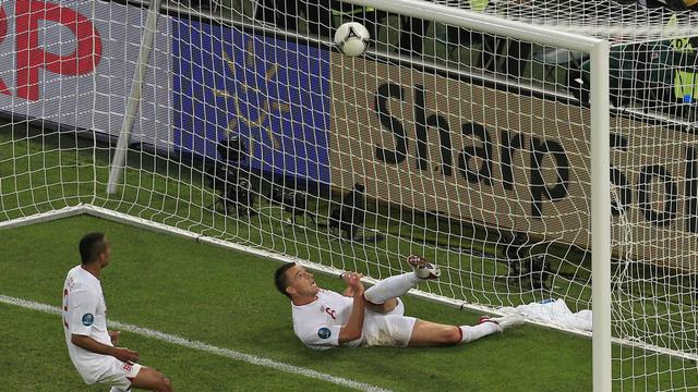 Un but, sauvé ici à l'arraché par John Terry, avait injustement été refusé à l'Ukraine lors de l'Euro 2012. [Vadim Ghirda]