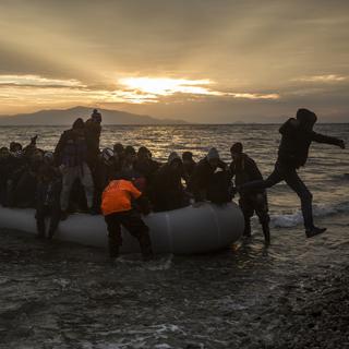 Des migrants atteignent les côtes grecques après une traversée de la mer Egée depuis la Turquie. [Santi Palacios]