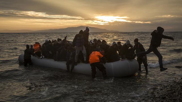 Des migrants atteignent les côtes grecques après une traversée de la mer Egée depuis la Turquie. [Santi Palacios]