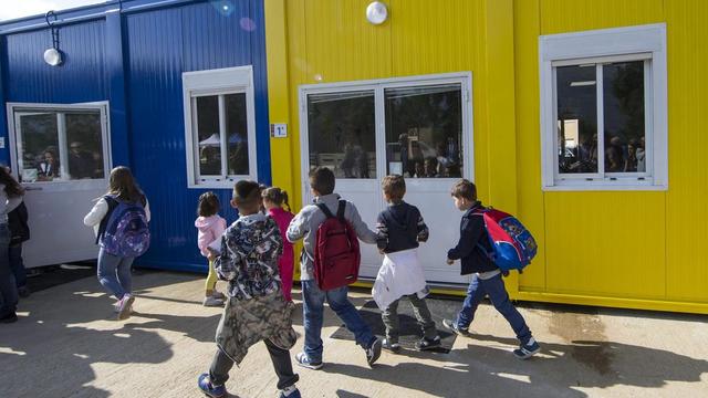 "L'école du miracle" comprend onze modules de différentes couleurs et un pavillon en bois. [Massimo Percossi]