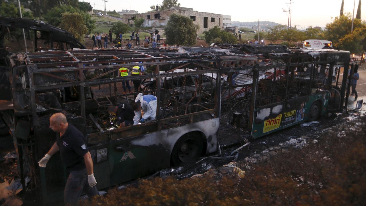 L'explosion dans le bus a touché un autre bus à proximité et des voitures. [Reuters - Ammar Awad]
