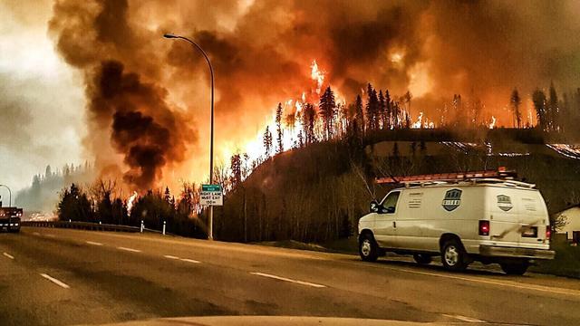 Les flammes ont coupé plusieurs voies de circulation. [EPA Twitter Jérôme Garot]