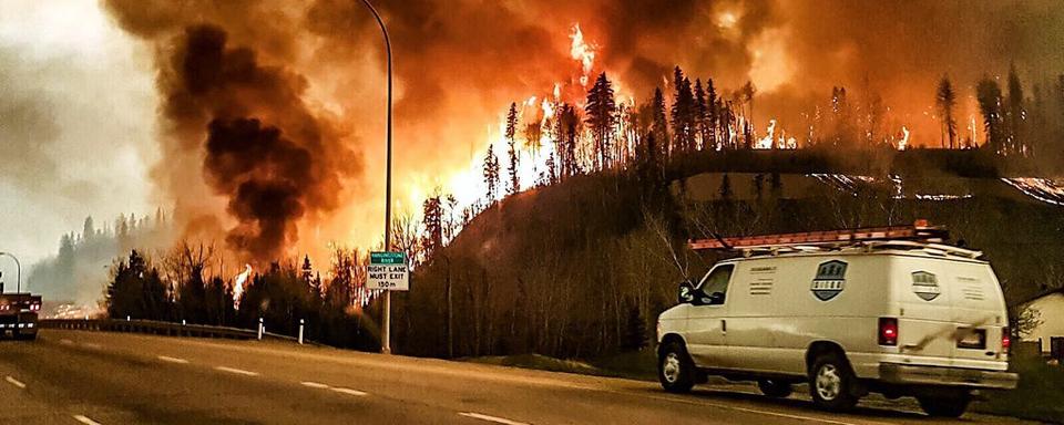 Les flammes ont coupé plusieurs voies de circulation. [EPA Twitter Jérôme Garot]