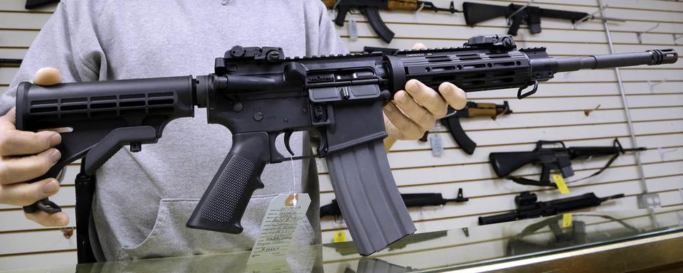 Les armes semi-automatiques, de type AR-15 ou AK-47, sont en vente libre aux Etats-Unis. [Seth Perlman]