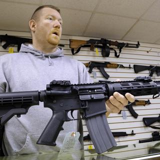 Les armes semi-automatiques, de type AR-15 ou AK-47, sont en vente libre aux Etats-Unis. [Seth Perlman]