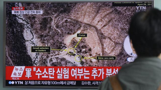 Un homme regarde à Séoul un reportage sur l'essai nucléaire nord-coréen. [Keystone - Ahn Young-joon]