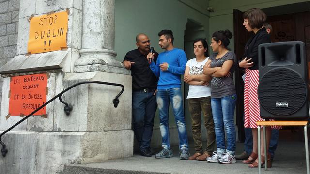 La fraterie et leur marraine Lisa Mazzone (dte) devant l’église des Pâquis, 05.09.2016. [Solidarité Tattes/asile.ch - Cristina Del Biaggio]