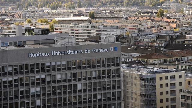 Les HUG ont effectué au total plus d'un million de prises en charge médicales, soit une hausse de 2,7% par rapport à 2014, pour 205'000 patients. [Keystone - Martial Trezzini]