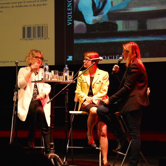 Marie-Claire Hofner,(à gauche) médecin, spécialisée en santé publique, face à Isabelle Moncada et Nataly Viens Python, lors du vernissage de son ouvrage au City-Club, Pully en 2014. [DR]