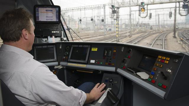 Les syndicats s'inquiètent des conditions de travail des mécaniciens de locomotive d'origine étrangère pour le transports des marchandises. [Keystone - Peter Schneider]